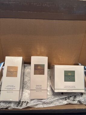Trésor Rare Ultimate Pearl Facial Peel - Toner, Cleansing Milk White & Gold Box